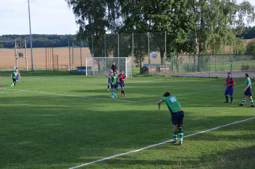 Brankář Petr Kandrik čelí penaltě